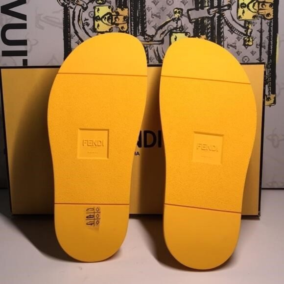NEW - FENDI Logo-Embossed Baguette Rubber Slide Sandals - Yellow Size US 7 - Picture 2 of 13